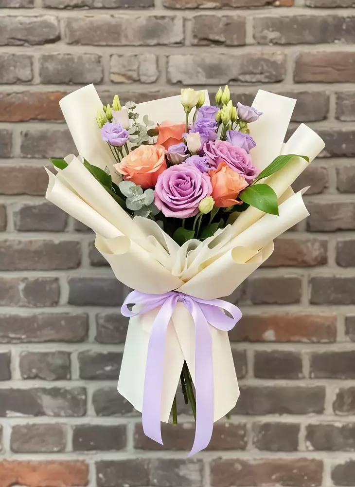 Букет цветочные ноты в Толбазы Букет цветов из: Лизиантусы и Розы в Толбазы