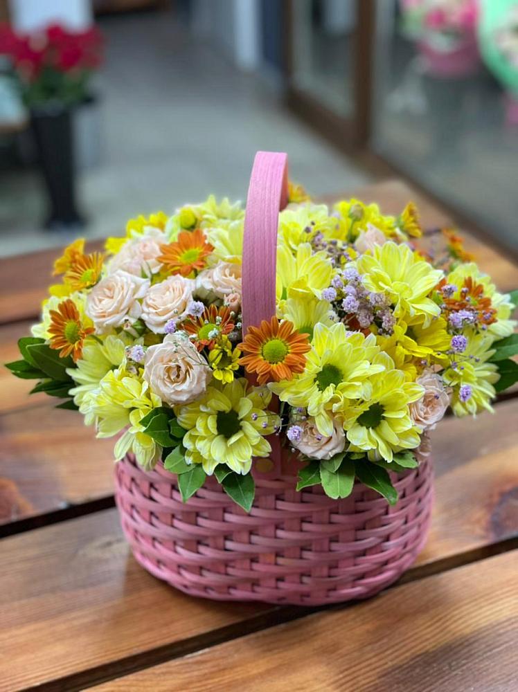 Композиция цветы лета в Толбазы Цветочная композиция из Хризантемы и Розы в корзине в Толбазы