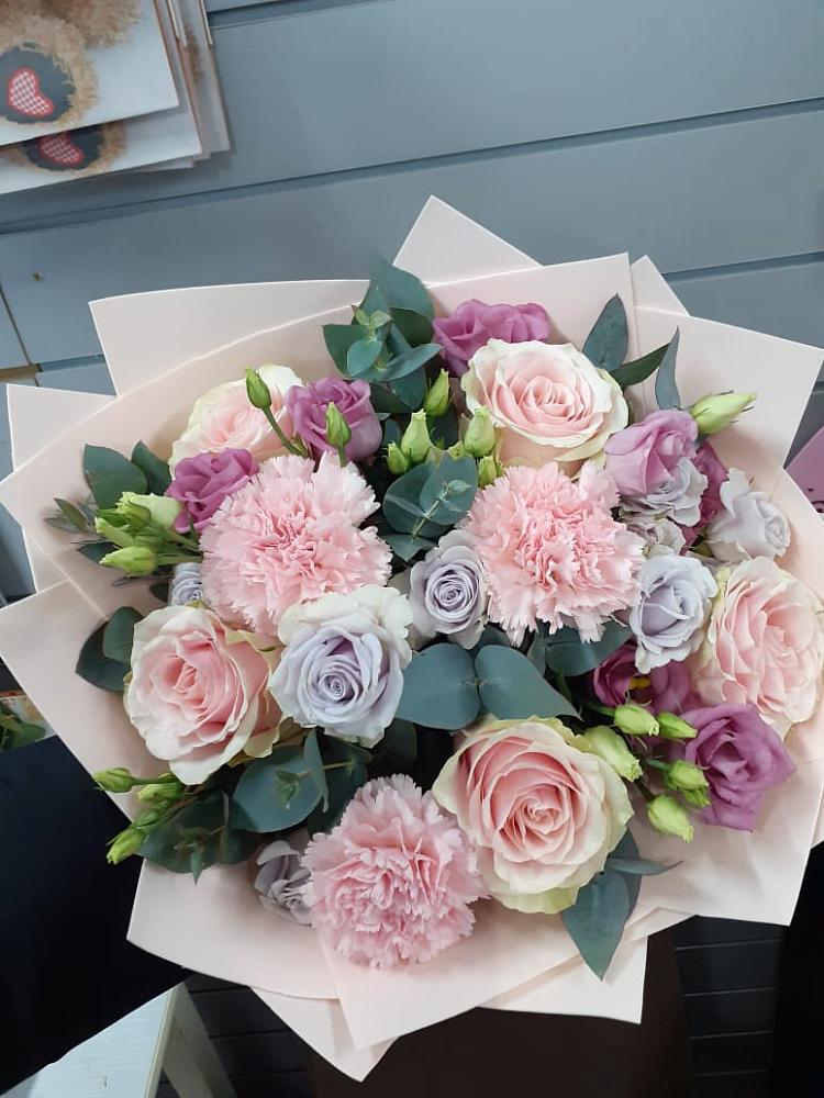 Букет обаятельный в Толбазы Букет цветов из: Розы, Гвоздики и Лизиантусы в Толбазы